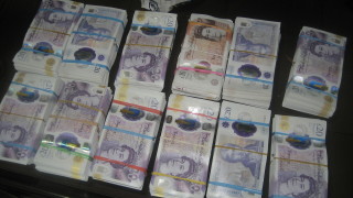 Задържаха 90 000 недекларирани британски лири при две проверки на