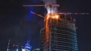 Горя новостроящ се небостъргач във Варшава