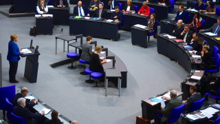 Прекратете офанзивата, призова Меркел Турция