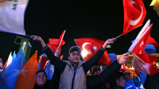 Партията на Ердоган печели убедително на изборите в Турция 