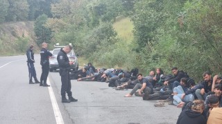 Полицията задържа бус превозващ нелегални мигранти край Мъглиж Това съобщи