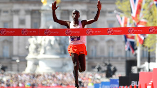 Кениецът Елиуд Кипчоге счупи световния рекорд на маратон пробягвайки дистанцията