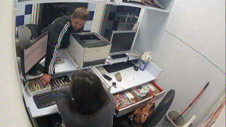 Органите на реда издирват мъж за кражба на значителна парична