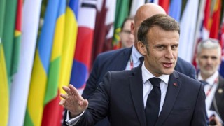 Френският президент Еманюел Макрон говори на срещата на върха за