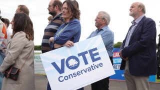 По малко от 200 000 от приблизително 3 5 милиона британци живеещи