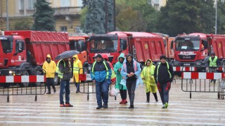 Втори ден строителна техника се разположи в центъра на София