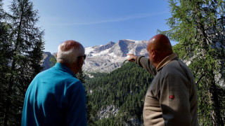 Спасителните екипи в италианските Алпи съобщиха във вторник че са