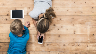 Днешните деца се научават да ползват смартфон преди да са проговорили