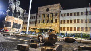 Множество изстрели сбиване с хвърляни камъни и бутилки както и