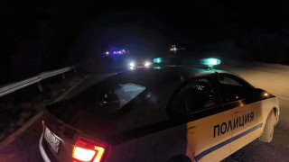 Седем младежи са пострадали при челен удар на два автомобила