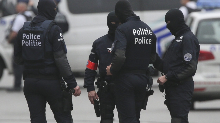 Мъж рани с мачете двама белгийски полицаи 