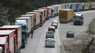 Стотици тирове блокираха границата край Свиленград