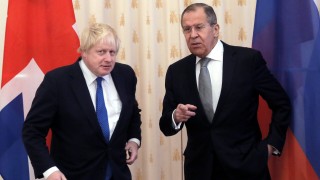 Британският външен министър Борис Джонсън предупреждава руския си колега Лавров че не