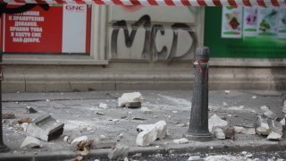 Опасна тераса застрашава преминаващите по главната улица на Пловдив съобщи