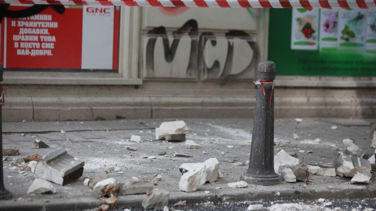 Опасна тераса притеснява преминаващите по главната улица в Пловдив 