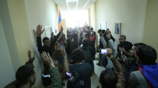 Не стихват протестите в Армения срещу опитите на бившия президент