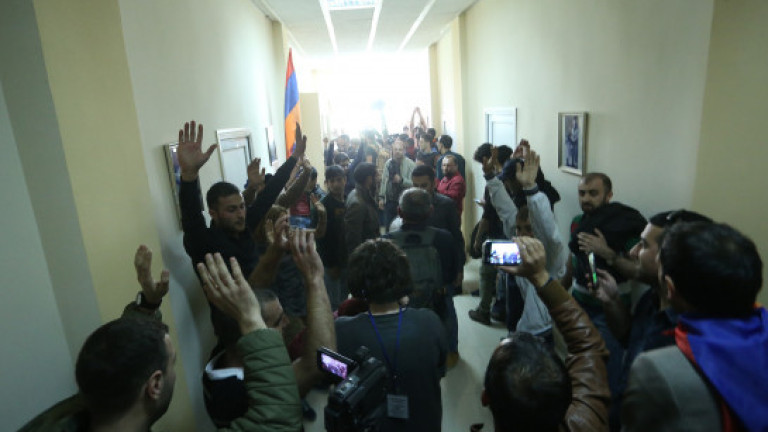 Не стихват протестите в Армения срещу бившия президент