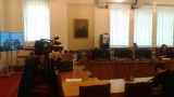 Депутатите се страхуват от коронавирус, журналистите са в изолатор