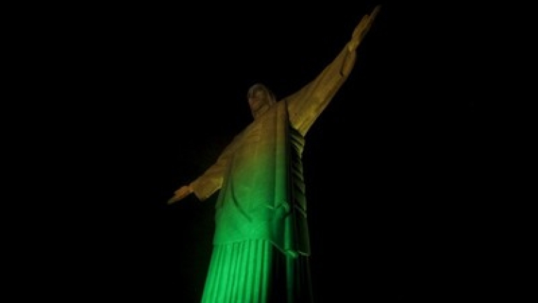 Статуята на Христос освети Рио Де Жанейро в зелено и жълто