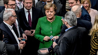 Меркел насърчава отбранителното сътрудничество в ЕС