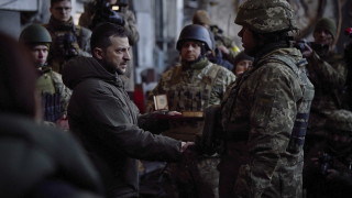 Украинският президент Володимир Зеленски обяви че е пристигнал на фронтовата