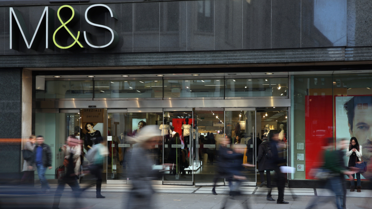 Marks & Spencer ще продава по-малко дрехи и повече храни
