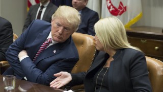 Белият дом загатна че федералното правителство може да намери пари