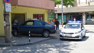 Кола се заби в закусвалня в Благоевград, шофьорът избяга