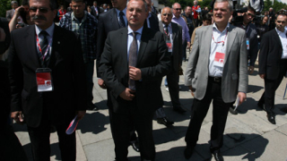 Станишев строи делегатите в протест за "Белене"