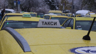 Варианти за минимална цена на такситата в София обсъждат тази