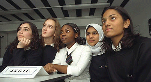 Забраниха на колежанки да подсвиркват на строителните работници