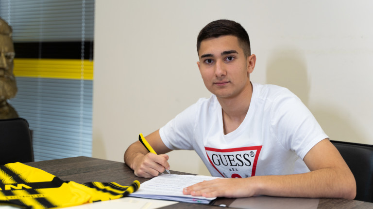 Ботев (Пловдив) подписа първи професионален договор с юношата Монир Ал