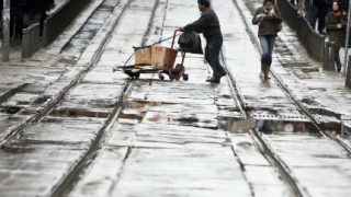 Сняг, вятър и преспи на места в страната