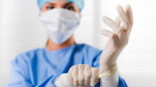 Най-големият производител на медицински ръкавици в света не може да намери служители