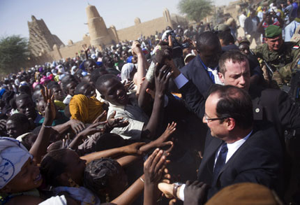 Мали посрещна френския президент като герой