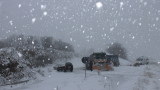 Снегорин се преобърна и затвори пътя Кюстендил-Дупница