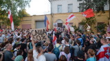 Протест пред затвор в Минск в подкрепа на съпруга на Тихановска