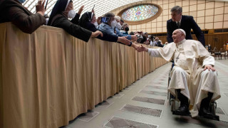 Папата за пръв път използва инвалидна количка