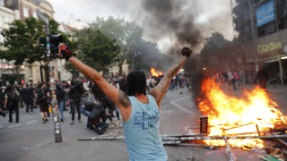 Полицай стреля срещу протестиращи