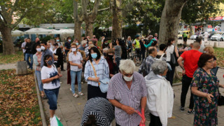 Граждани се събраха тази вечер пред сградата на СДВР на