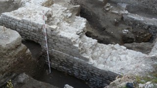 Археолози откриха 10 метров иманярски тунел при разкопки в Пловдив съобщава