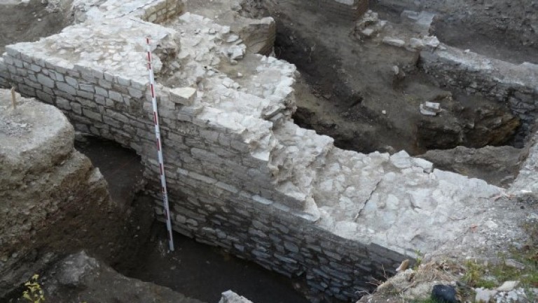 Археолози откриха 10-метров иманярски тунел при разкопки в Пловдив, съобщава