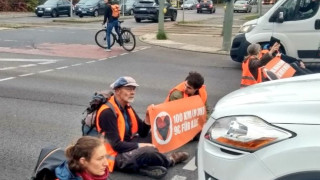 Двама климатични активисти са изправени пред съдебно преследване след като