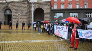 Медицински сестри протестират пред сградата на Министерския съвет съобщи bTV