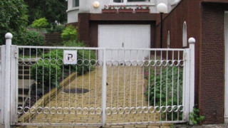 Жена откри жълти павета в двора си