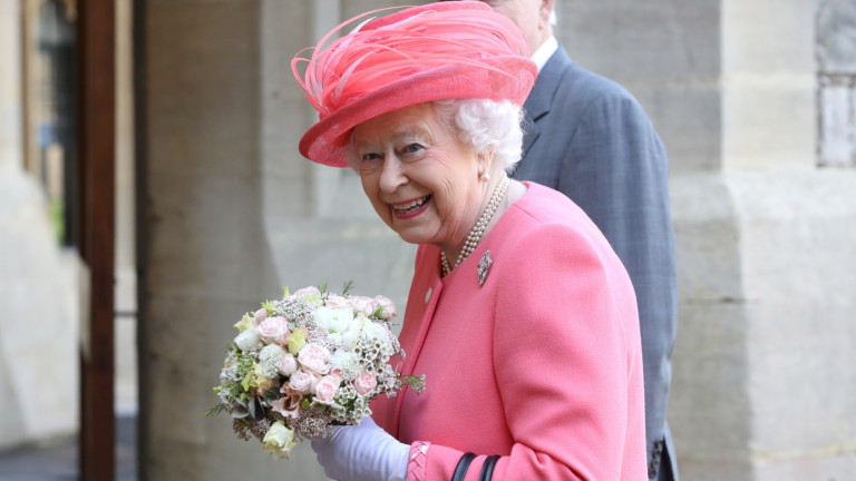 Кралица Елизабет Втора на гости на принц Луис