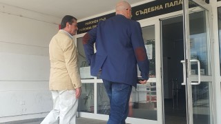 Съдебно турне на Гешев из страната докато му искат оставката пред Съдебната палата