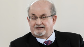 Повдигнаха обвинение на нападателя на Рушди