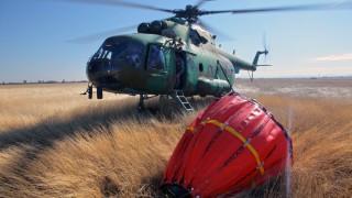 Пожарът над военния полигон Ново село не е овладян и