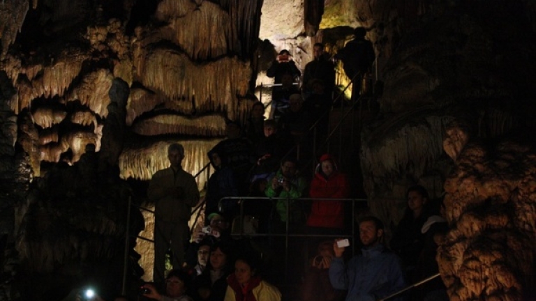 Защитиха пещерите "Серапионова" и "Дедова дупка"